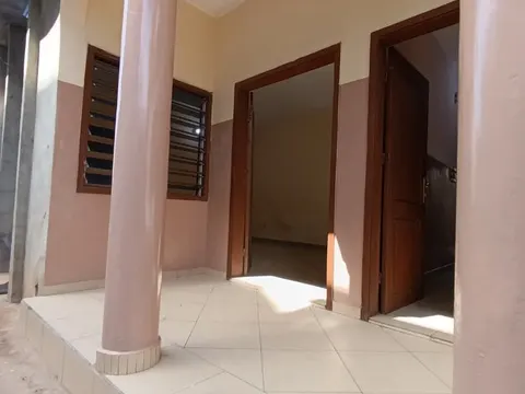 2 chambres salon dallée avec véranda — Calavi Séminaire