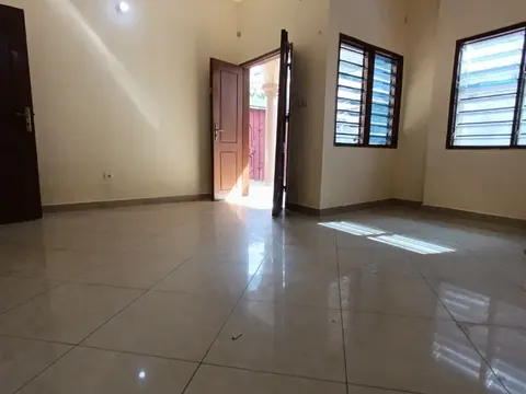 Salon principal — location Abomey-Calavi Séminaire, 70 000 FCFA/mois