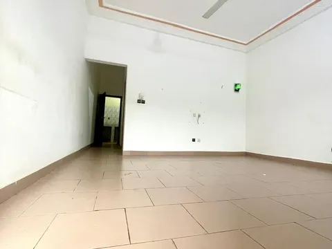 Chambre salon RDC dallée — Calavi Zogbadjè (eau & entretien inclus)