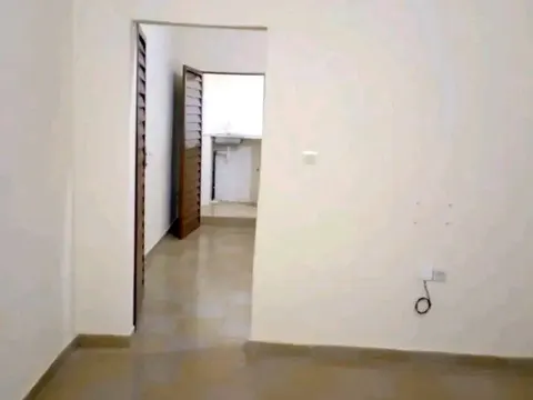 Chambre salon dallée — Tokan Mosquée (Cotonou)