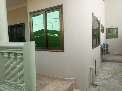 Villa duplex haut standing 6 chambres climatisées — Fidjrossè Centre