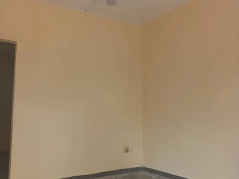 Chambre salon plafonnée brasseur — Calavi Zoundja (eau & fosse incluses)