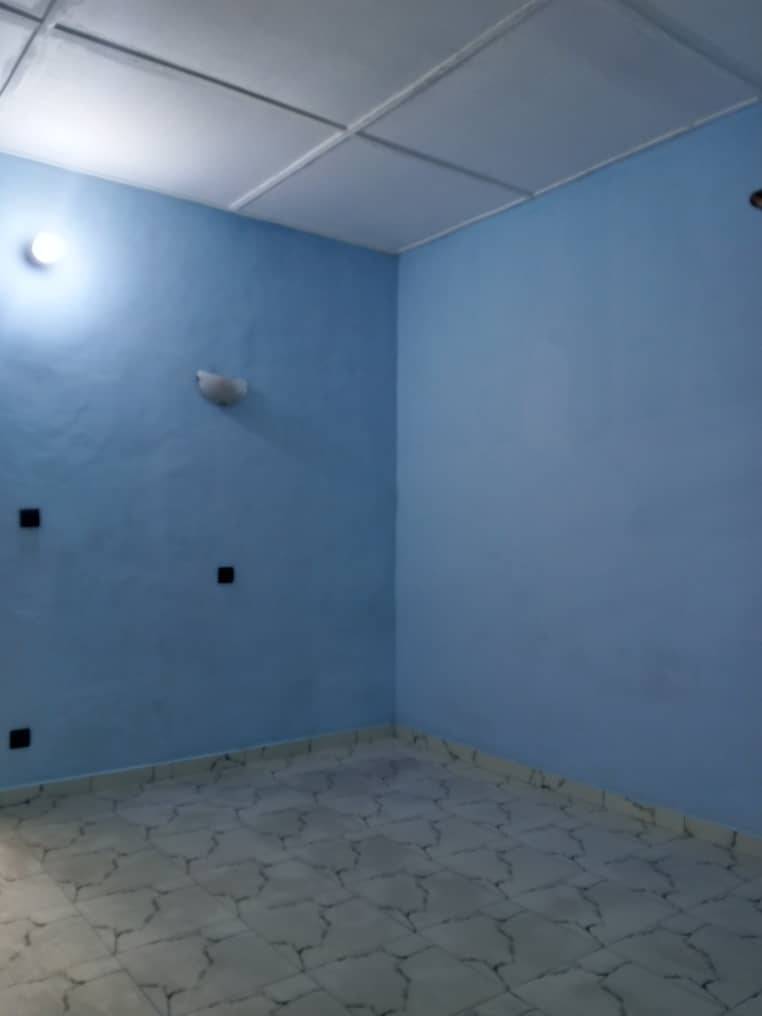 Façade et entrée — chambre salon à louer à Abomey-Calavi Togoudo