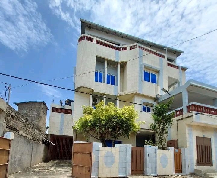Façade et entrée — villa / duplex à louer à Cotonou Agla
