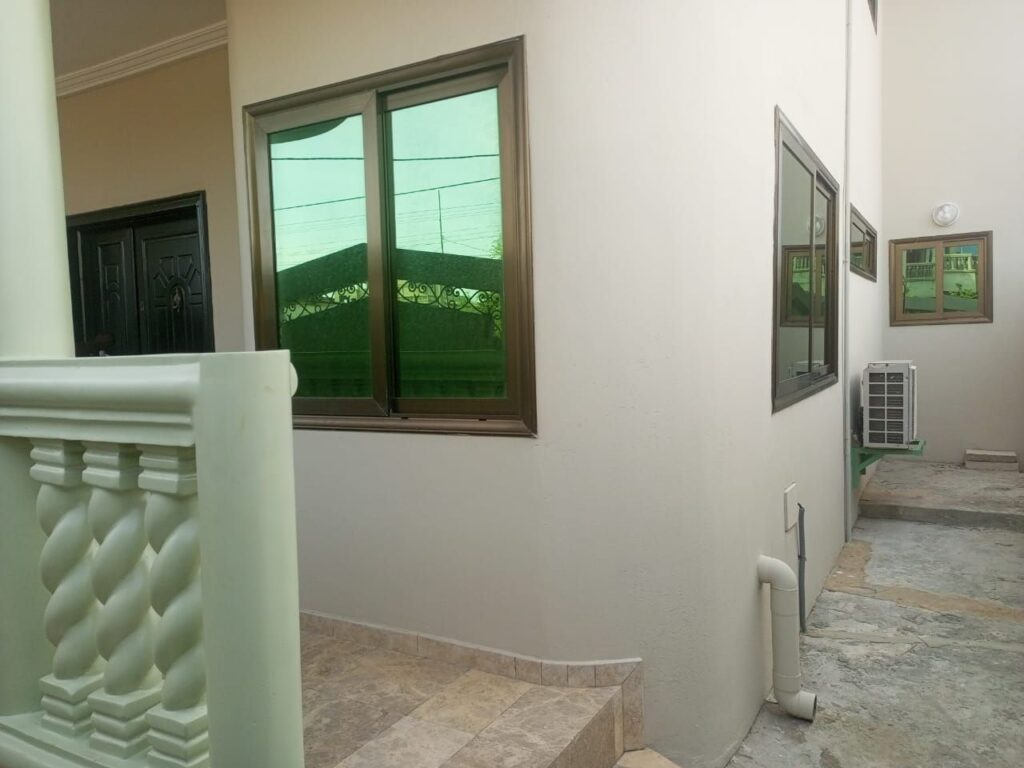 Façade et entrée — villa / duplex à louer à Cotonou Fidjrossè