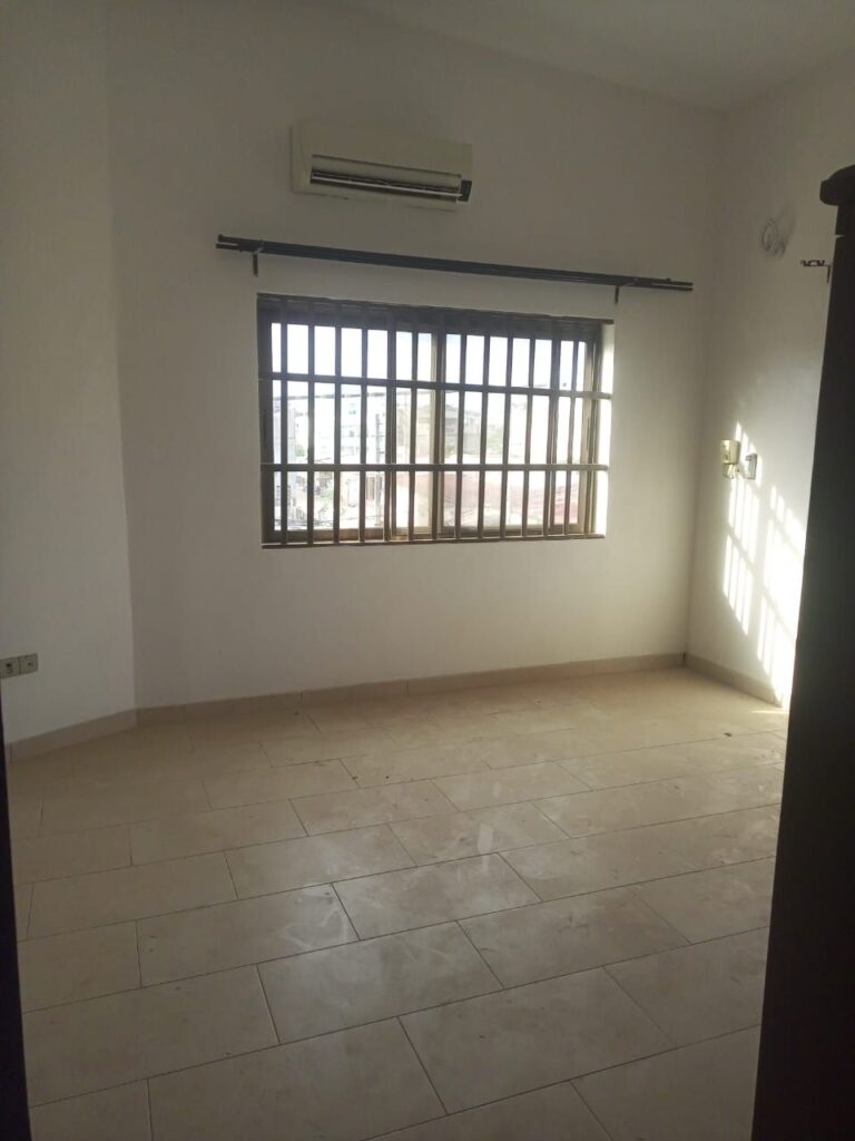 Photo 12 — villa / duplex à louer à Cotonou Fidjrossè, 600 000 FCFA/mois