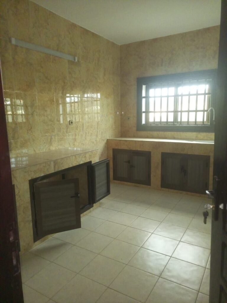 Vue intérieure — villa / duplex à louer à Cotonou Fidjrossè, 600 000 FCFA/mois