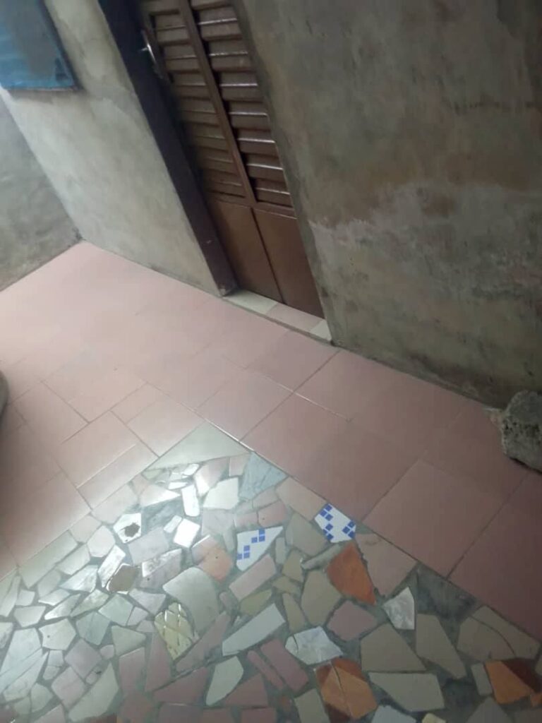 Façade et entrée — chambre salon à louer à Abomey-Calavi Dekoungbe