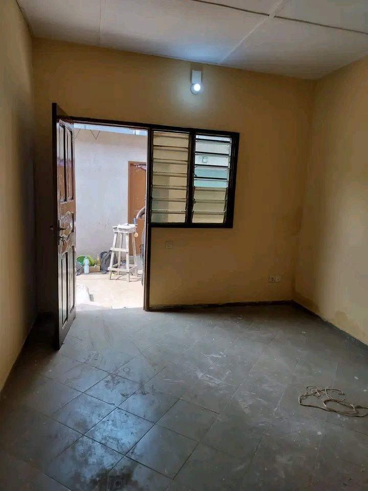 Façade et entrée — entrée coucher à louer à Abomey-Calavi Zogbadjè