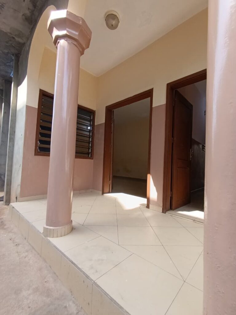 Façade et entrée — 2 chambres salon à louer à Abomey-Calavi Séminaire