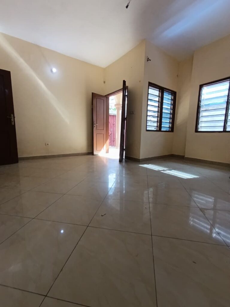 Salon principal — location Abomey-Calavi Séminaire, 70 000 FCFA/mois