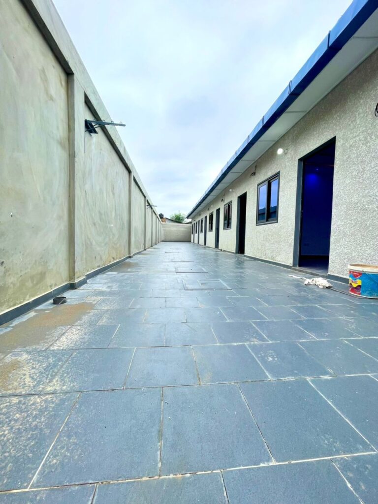 Façade et entrée — chambre salon à louer à Abomey-Calavi Zogbadjè