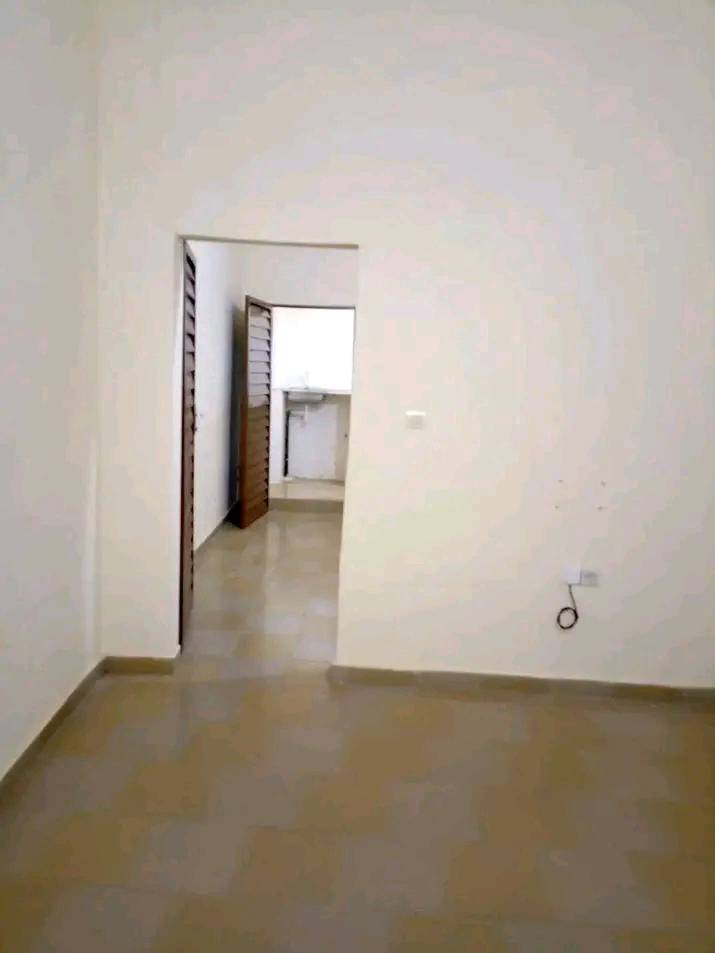 Façade et entrée — chambre salon à louer à Cotonou Tokan