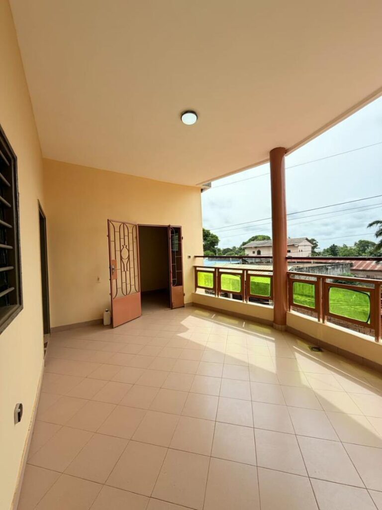 Façade et entrée — 3 chambres salon à louer à Abomey-Calavi Iita