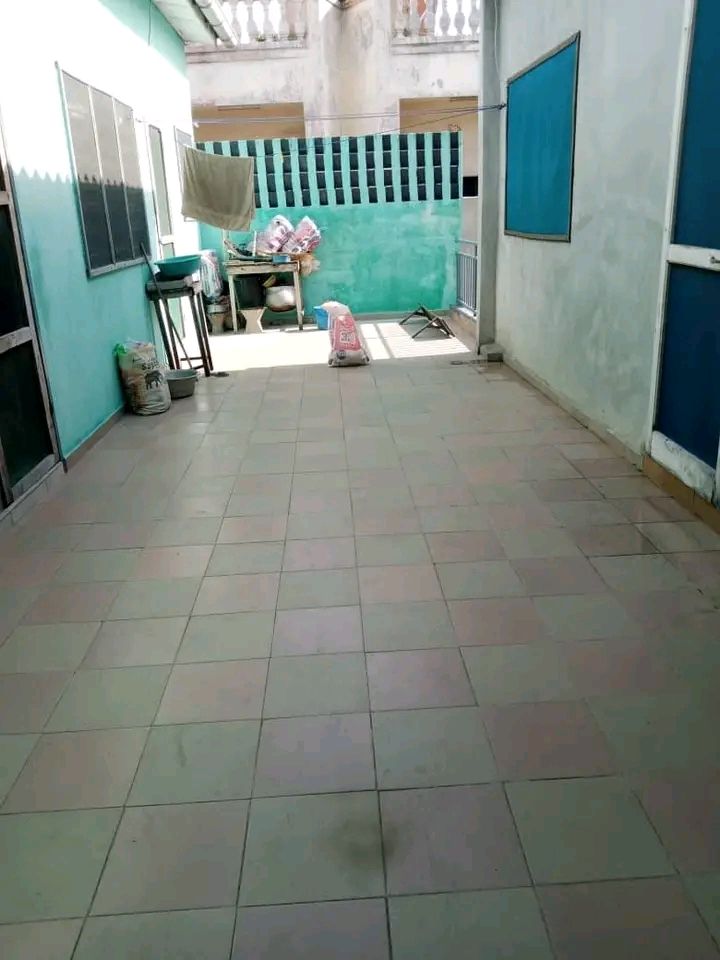 Façade et entrée — chambre salon à louer à Cotonou Agla