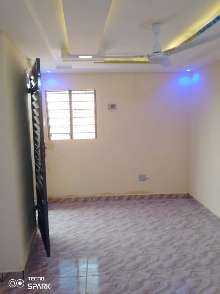 Façade et entrée — entrée coucher à louer à Abomey-Calavi Ouéga