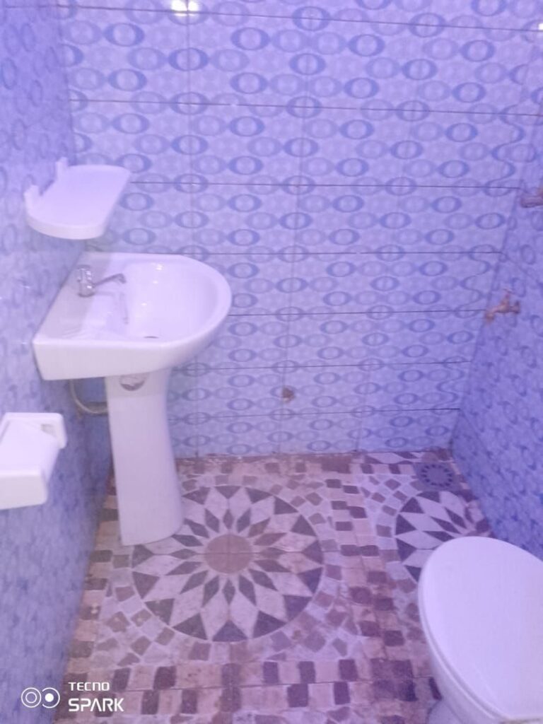 Salon principal — location Abomey-Calavi Ouéga, 22 000 FCFA/mois