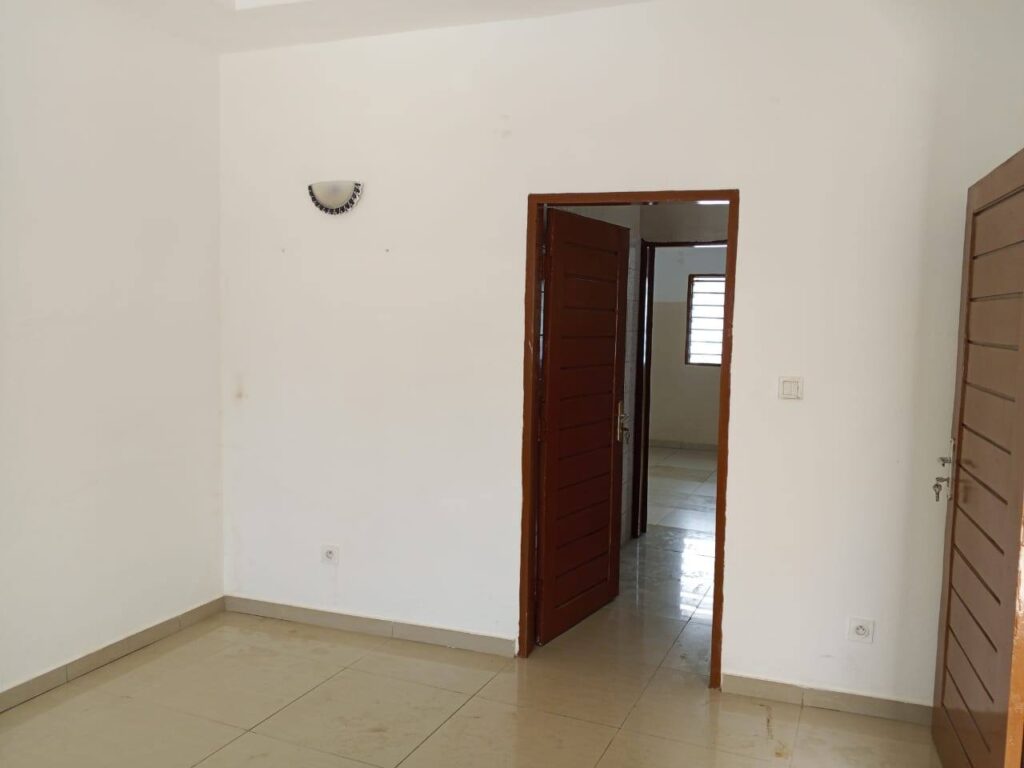 Vue intérieure — chambre salon à louer à Cotonou Fidjrossè, 62 000 FCFA/mois