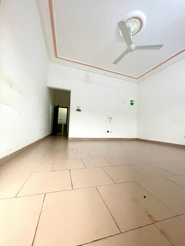 Façade et entrée — chambre salon à louer à Abomey-Calavi Zogbadjè