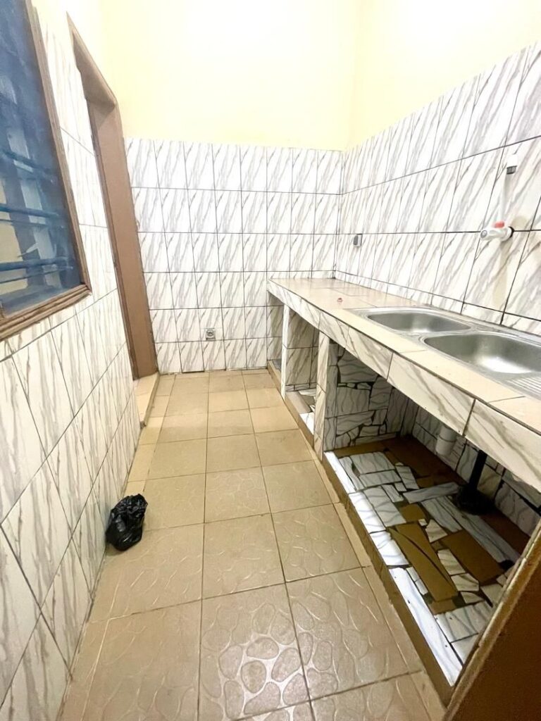 Vue intérieure — chambre salon à louer à Abomey-Calavi Zogbadjè, 45 000 FCFA/mois