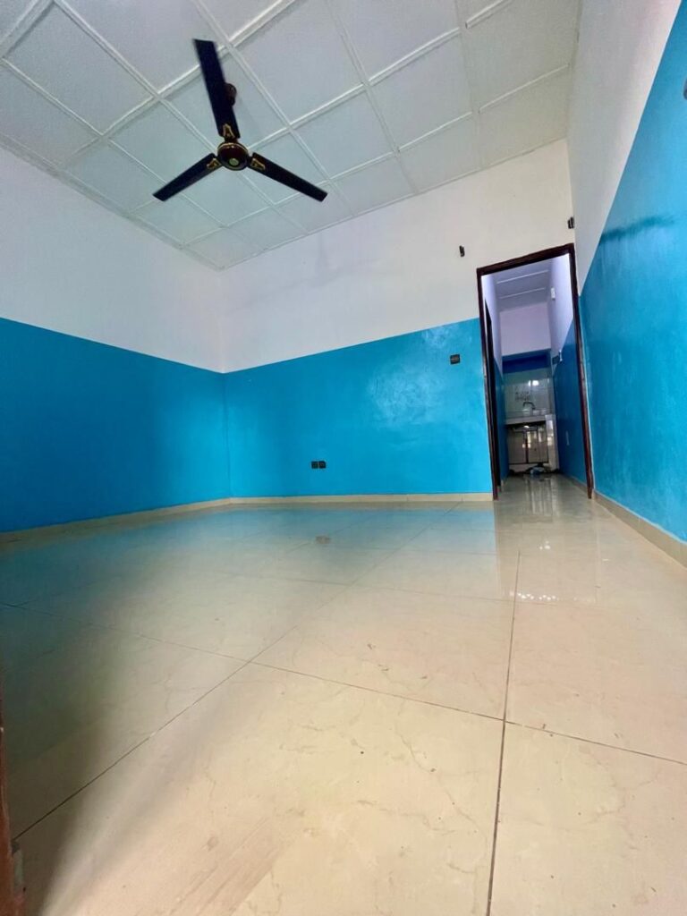 Façade et entrée — chambre salon à louer à Abomey-Calavi Zogbadjè