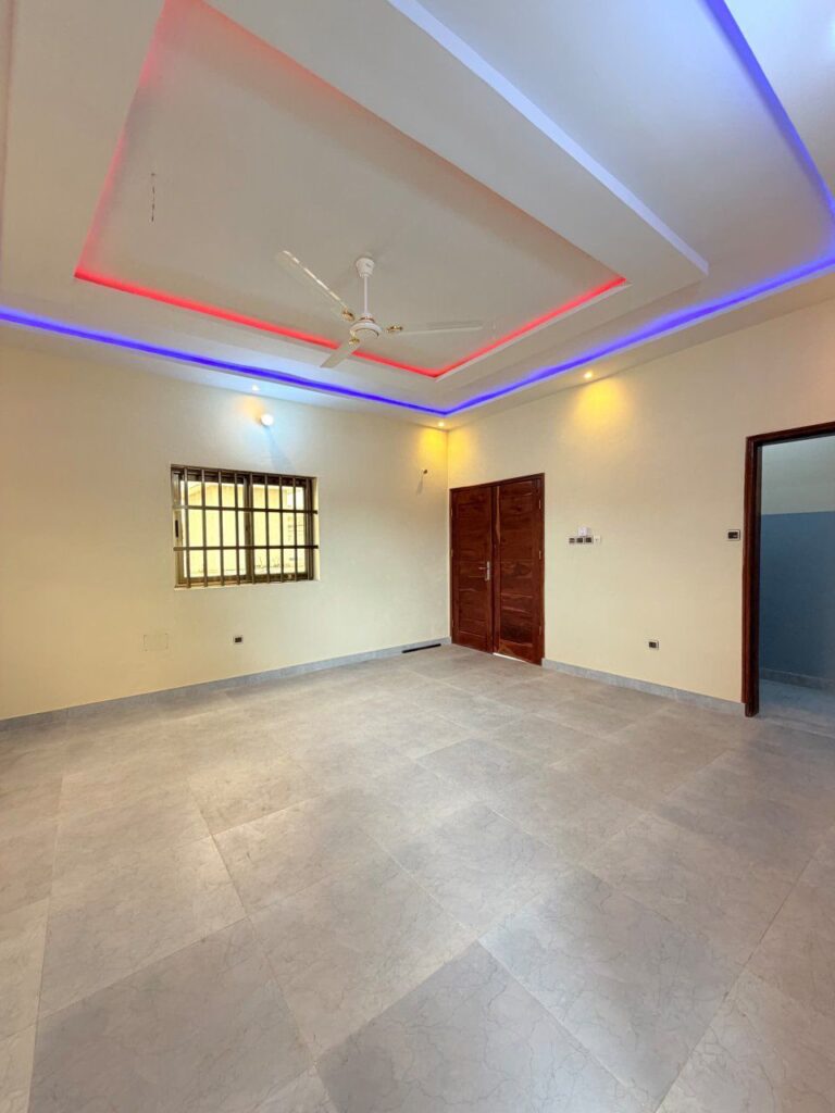 Façade et entrée — 3 chambres salon à louer à Abomey-Calavi Alegleta