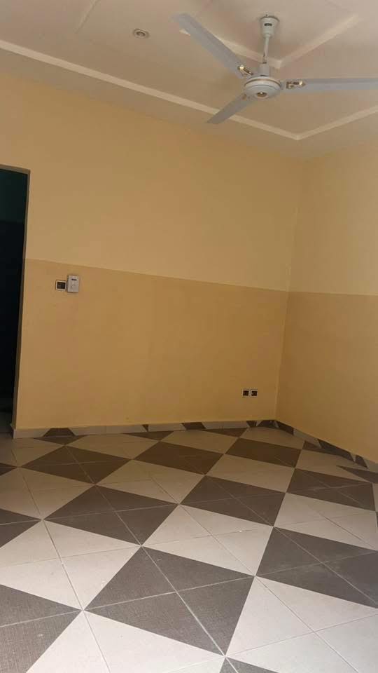 Façade et entrée — chambre salon à louer à Abomey-Calavi Dossounou