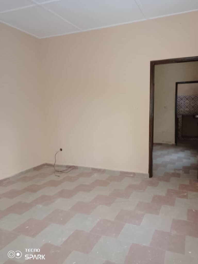 Façade et entrée — chambre salon à louer à Abomey-Calavi Aïdegnon